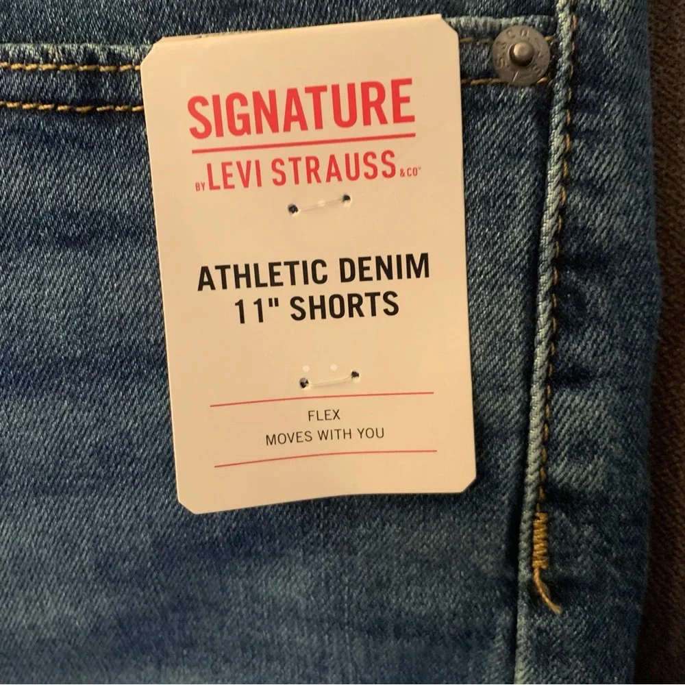 Men’s Signature Levi’s Athletic Denim Shorts Waist 42, inseam 11 inches NWT